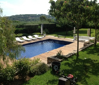 Aménagement du contour piscine et plantation gazon Saint Tropez