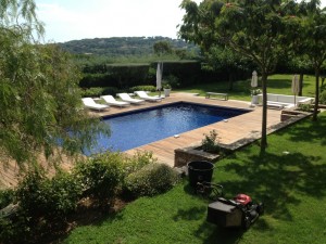 Aménagement terrasse teck et gazon